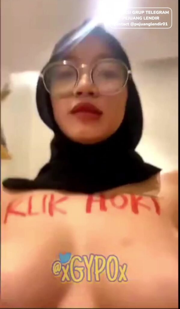 Full TikTok Cewek Jilbab Cantik Badan Bohay Main Terong Sampe Basah Top Trending Global 2024